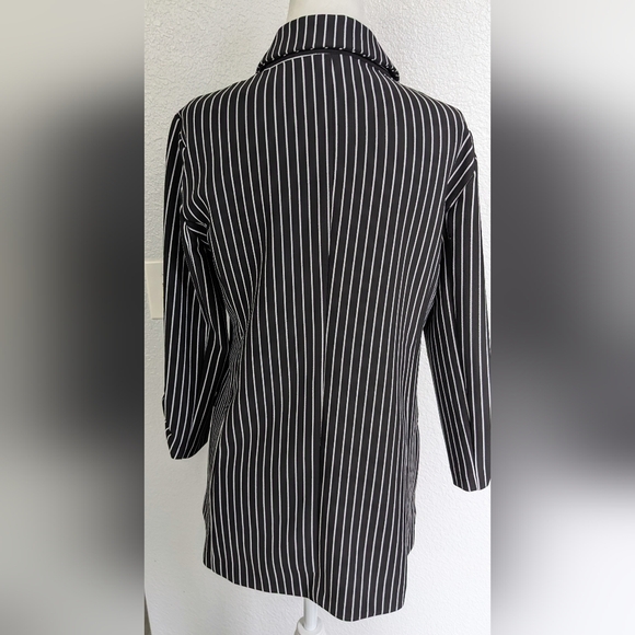 Striped b&w blazer with 3/4 sleeves with ruching. - Picture 2 of 8